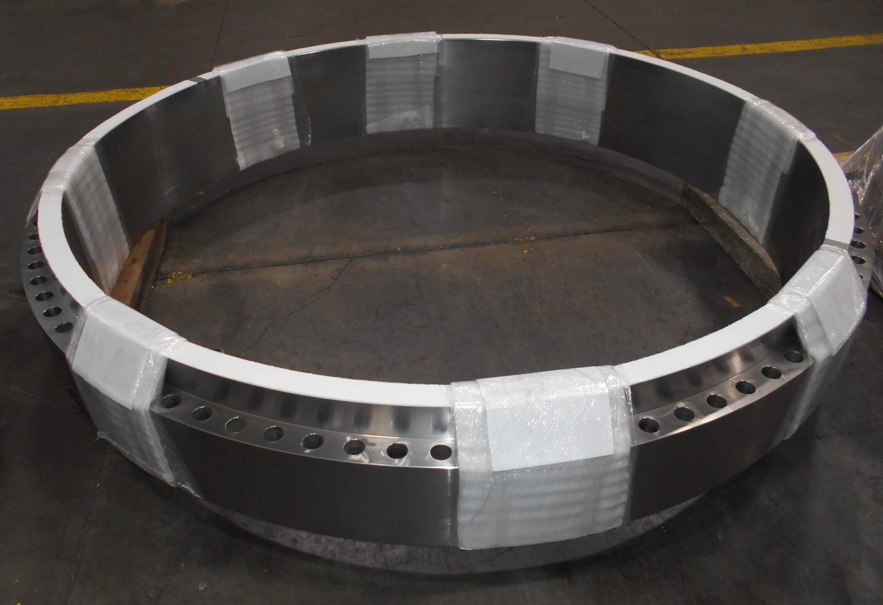 Large diameter welding flange ring